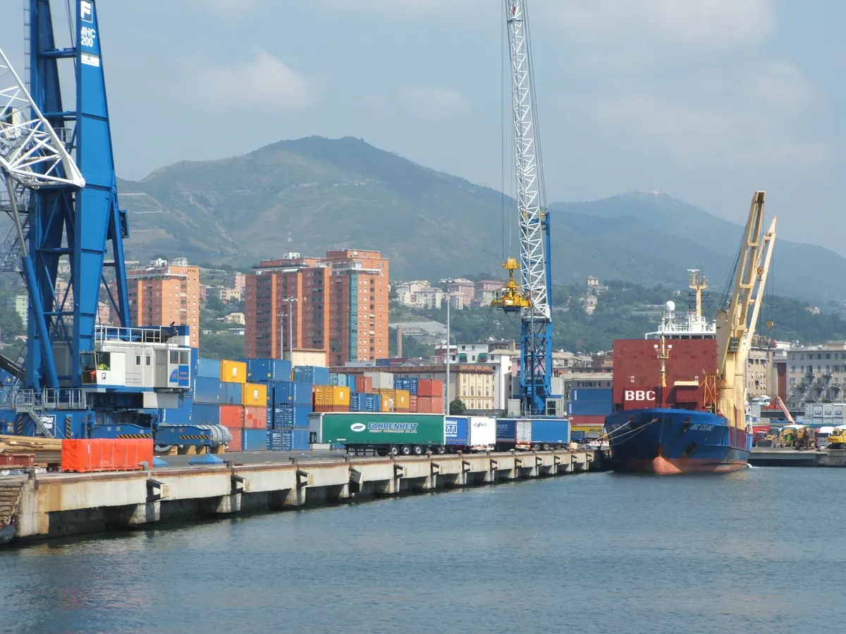 Ciò che attraversa un porto: un’ermeneutica ampliativa dell’articolo di Pietro Serbassi “produttività, l’Italia guardi ai porti come sistema”