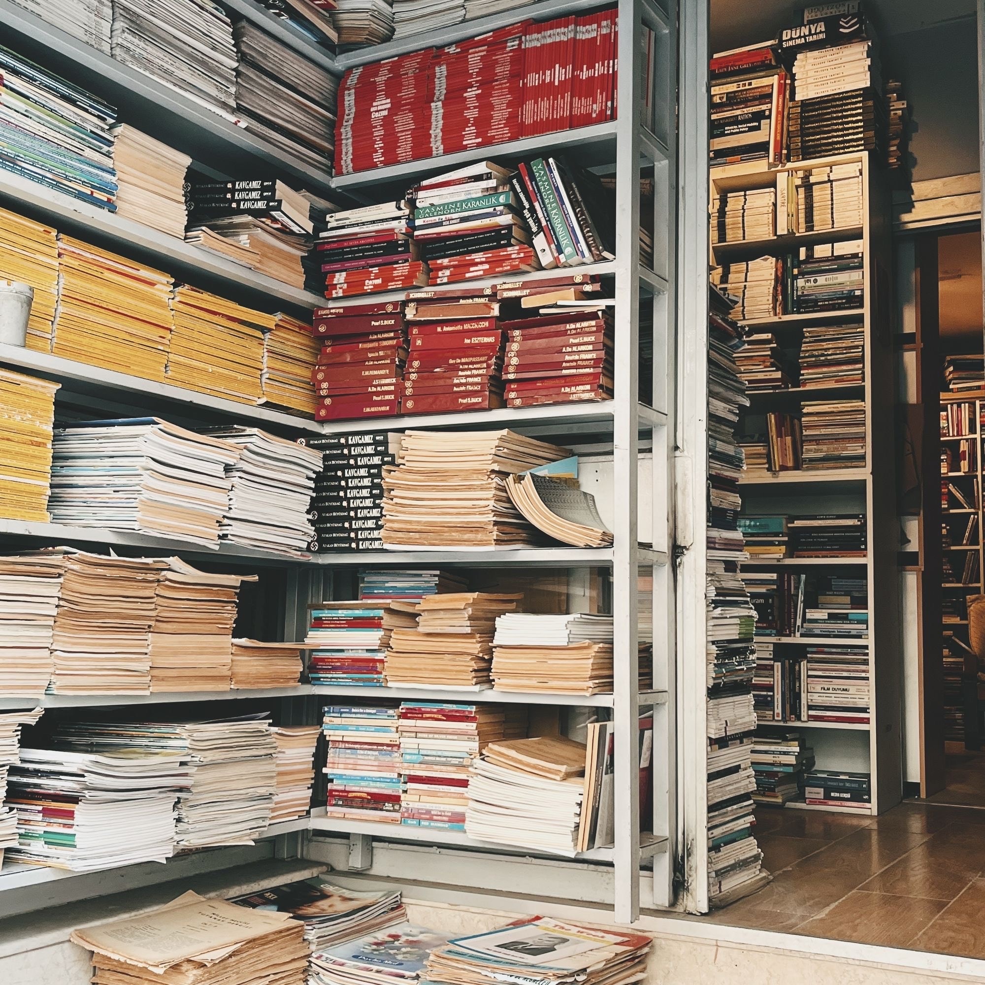 Scaffali di un archivio con riviste e volumi