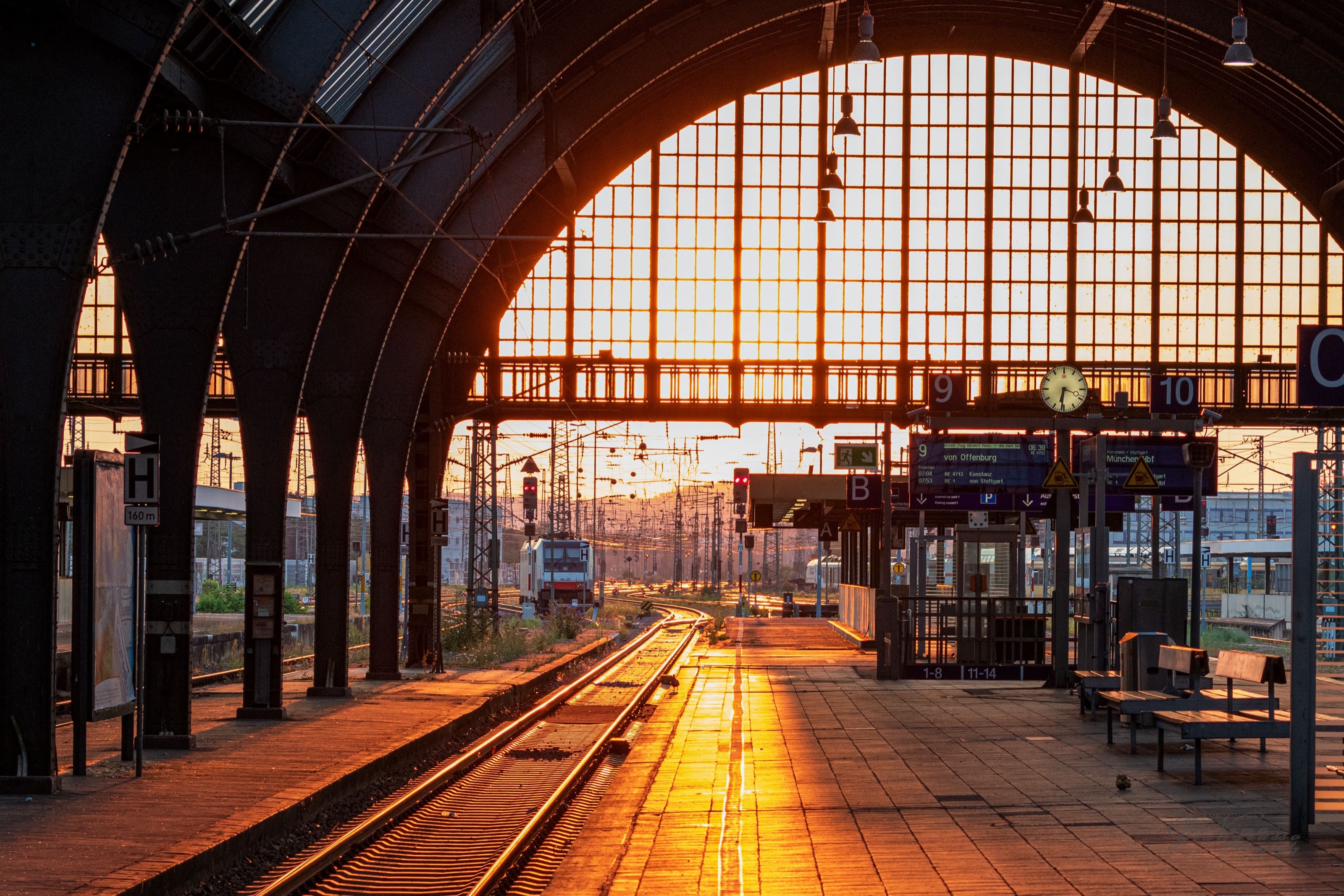 Binari e pensiline della stazione di Karlsruhe, illuminati dal tramonto