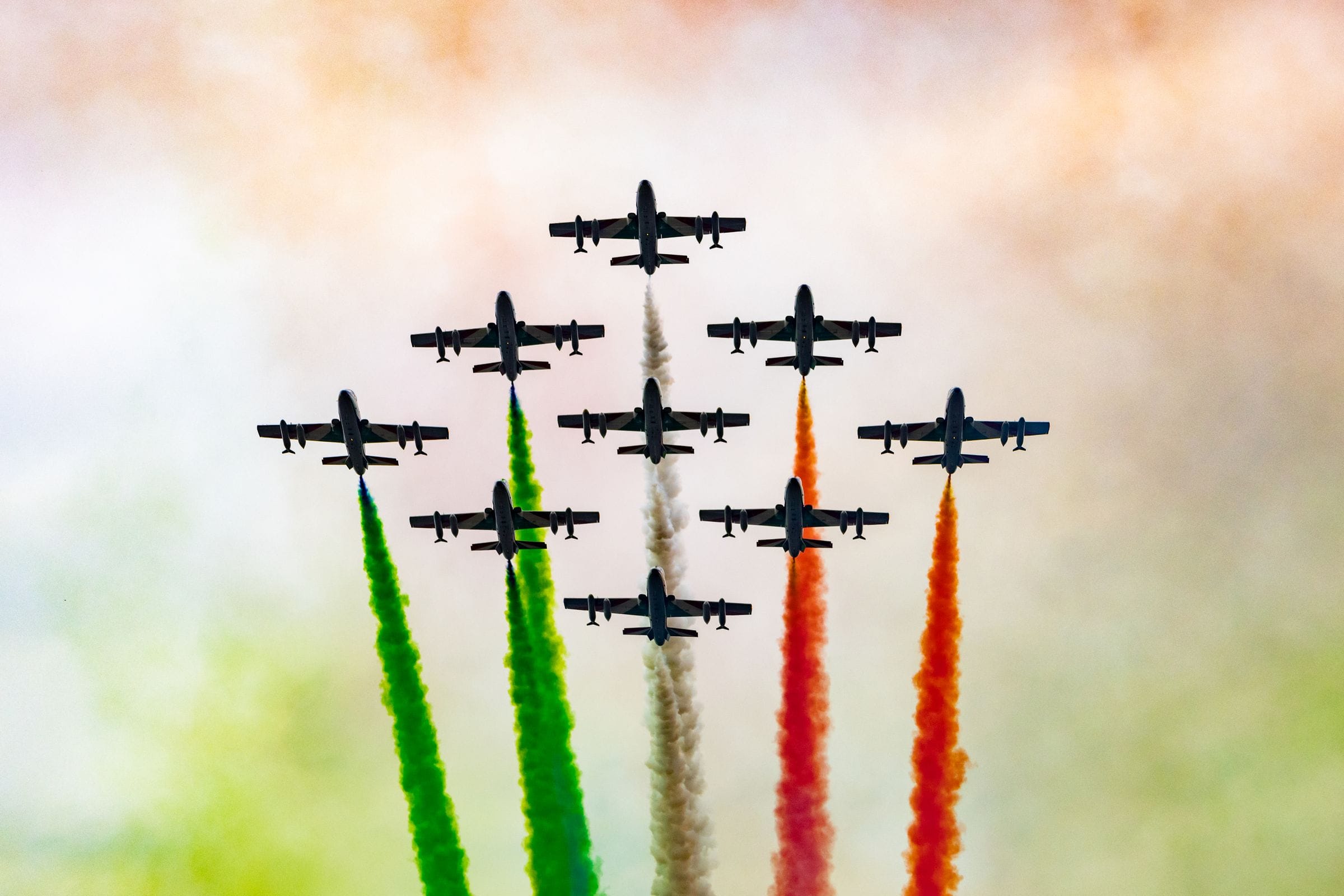 Le Frecce Tricolori in formazione, con le scie verde, bianca e rossa