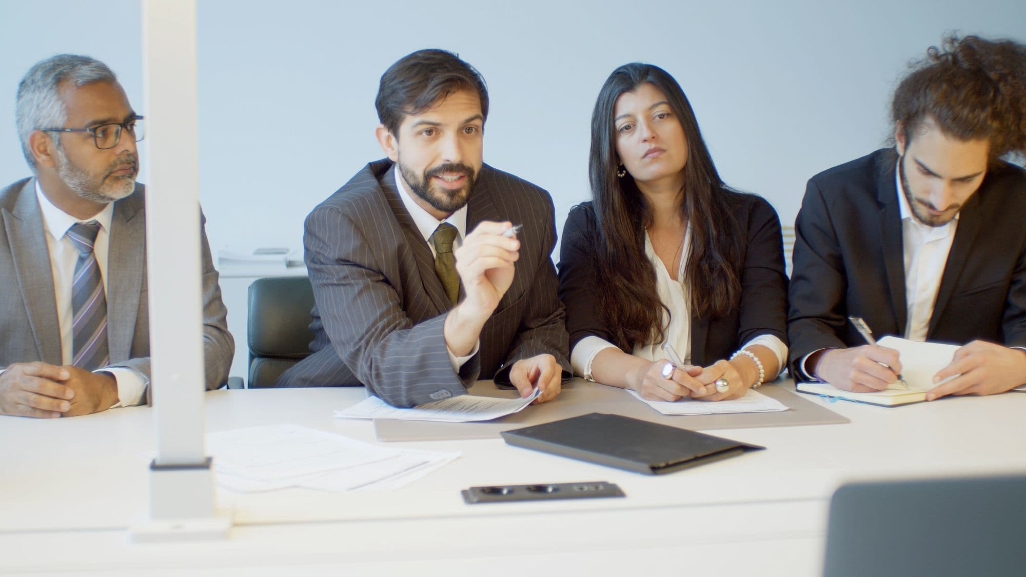 Delegazione al tavolo di una riunione di lavoro
