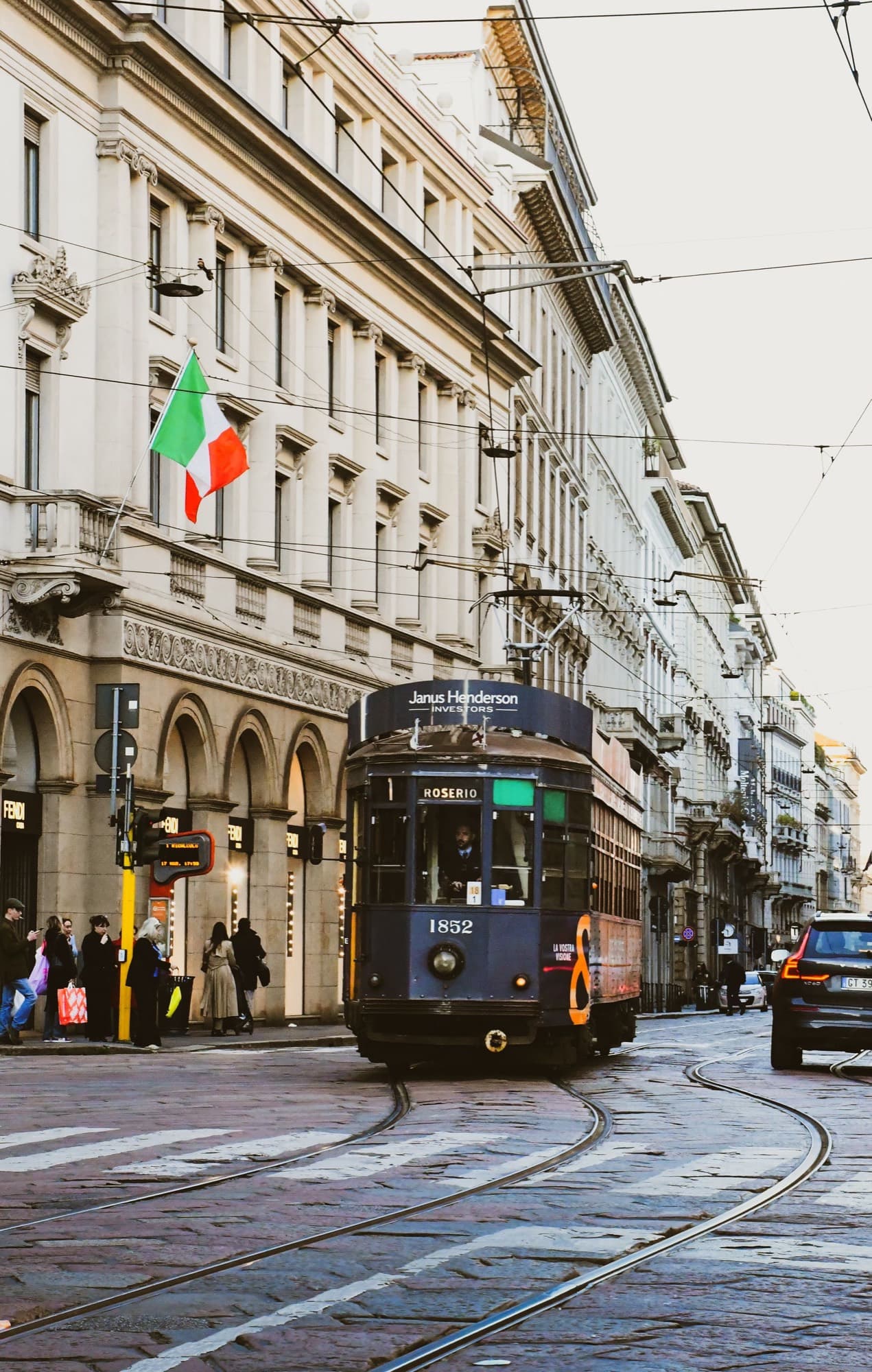 Tram storico in una via di Milano