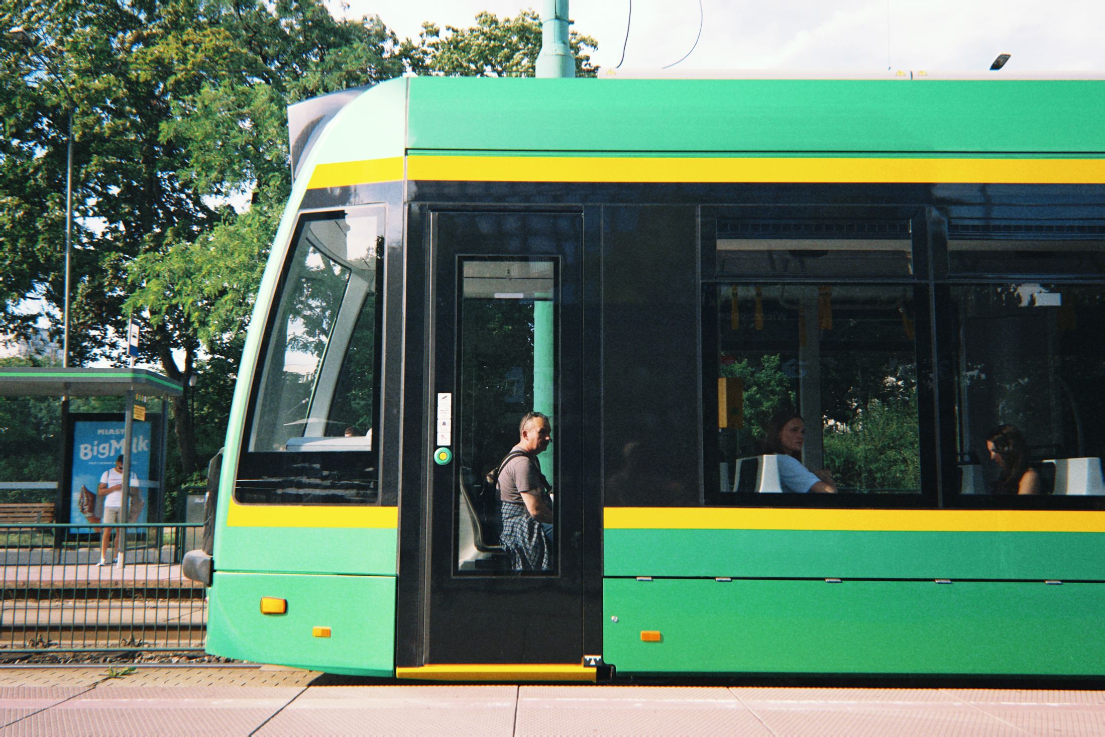 Tram verde moderno fermo in fermata
