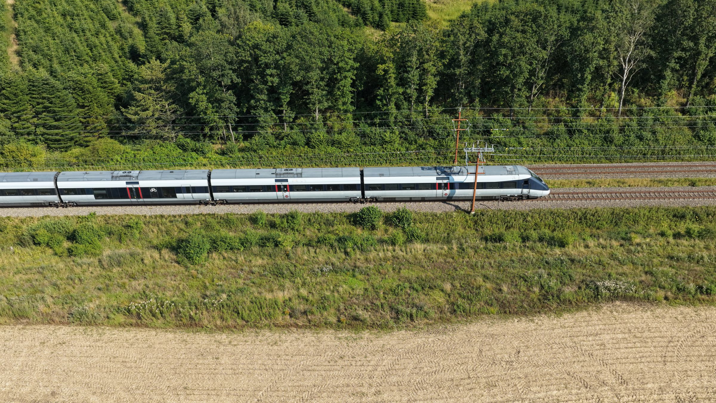 Treno ad alta velocità visto dall’alto mentre attraversa la campagna