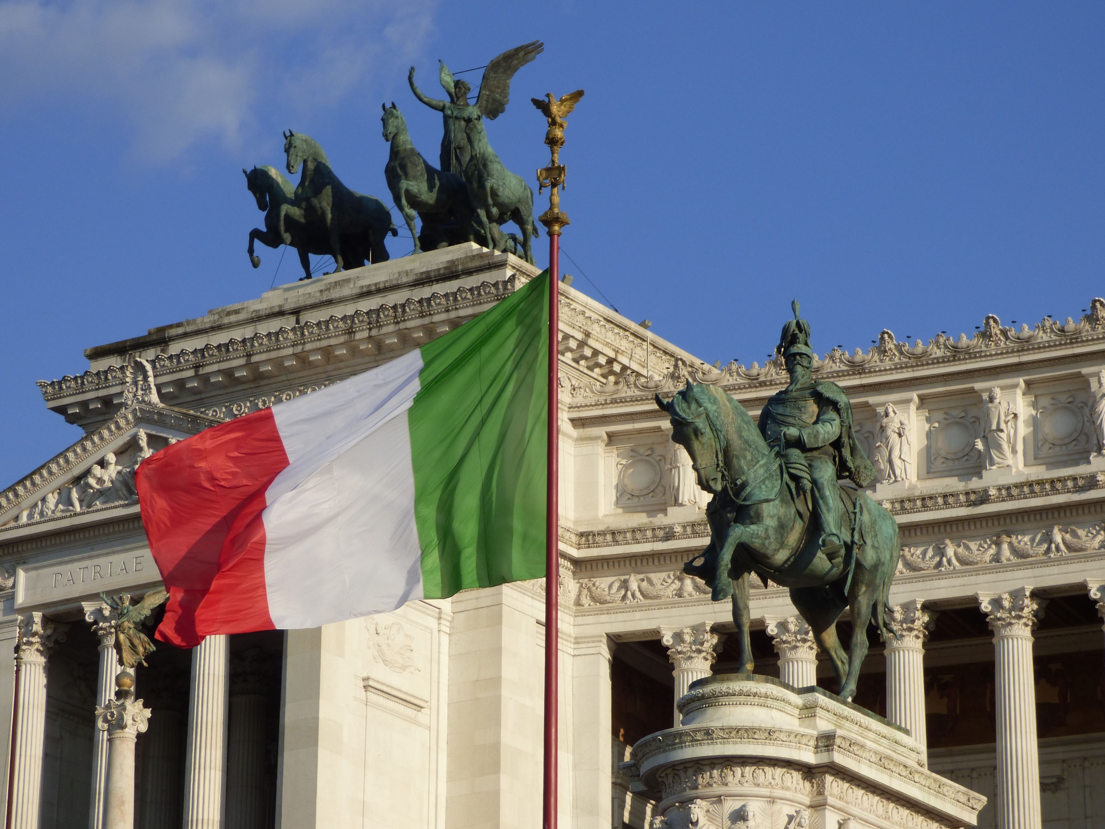 Bandiera italiana al vento sull’Altare della Patria a Roma
