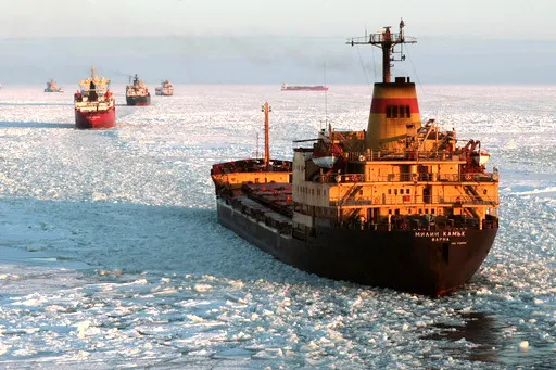 Il ghiaccio si scioglie, le rotte cambiano: l’Artico sfida Suez e minaccia la centralità del Mediterraneo