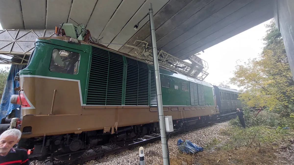 Transiberiana d’Italia, il treno storico urta il cantiere sotto il cavalcavia
